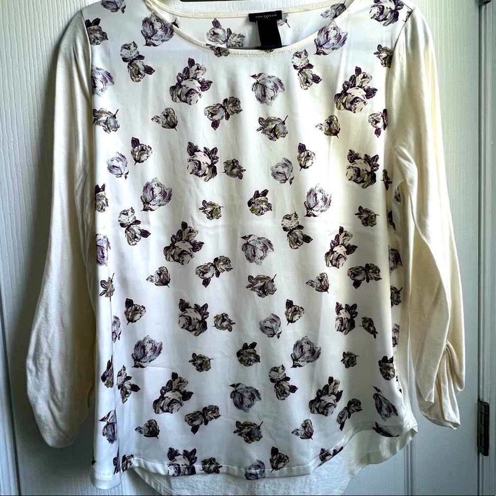 Gorgeous ANN TAYLOR MIXED MEDIA blouse! Cream with beautiful flowers 🌺
